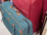 trois bagages posés les uns à côté des autres par terre