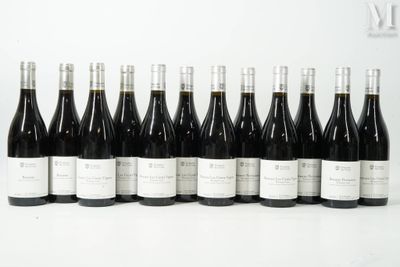 six bouteilles de vin sont alignées sur une table