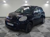 la photo d'une petite voiture noire garée dans un garage