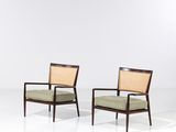 une paire de chaises dans le style d'une paire de fauteuils