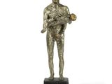 une image représentant une statue en bronze d'un homme tenant un bébé dans ses bras