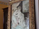 une photo d'un tableau accroché au mur au-dessus d'une horloge