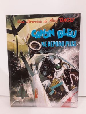une image représentant un livre sur lequel figure la photo d'un homme dans un avion