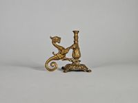 Bougeoir en bronze doré, la prise formant une chimère.