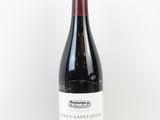 la bouteille de vin est posée sur une surface blanche