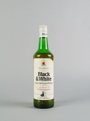 vue de face d'une bouteille de whisky « Black & White »