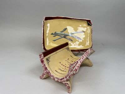 une petite valise contenant une cuillère et une fourchette
