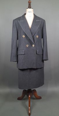 une image représentant un tailleur et une jupe sur un mannequin
