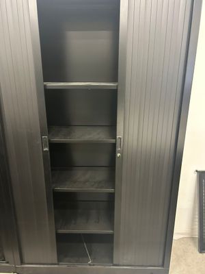 une armoire métallique avec des étagères au milieu