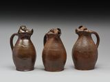 trois vases marron posés les uns à côté des autres sur une table
