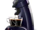 un gros plan montrant deux tasses de café en train d'être versées dans une cafetière