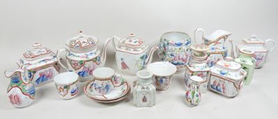 de nombreux types de théières et de soucoupes sur la table