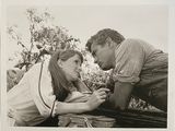 une photo en noir et blanc d'un homme et d'une femme qui se regardent