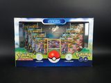 la boîte est ouverte pour montrer le contenu d'un jouet Pokémon