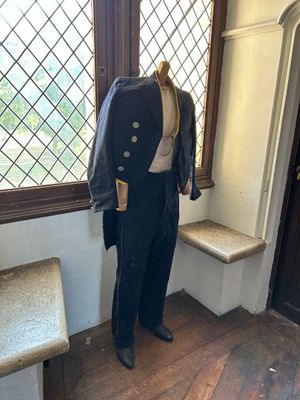 un mannequin dans une pièce avec une fenêtre et un banc