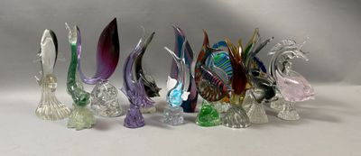 sept figurines en verre de formes et de tailles différentes