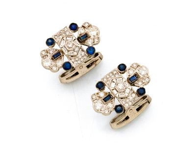 paire de boucles d'oreilles manchette en saphir et diamants