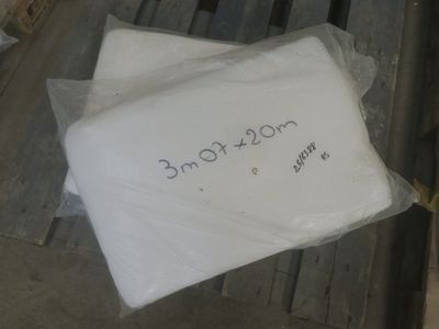 un sac de provisions posé sur un banc en bois