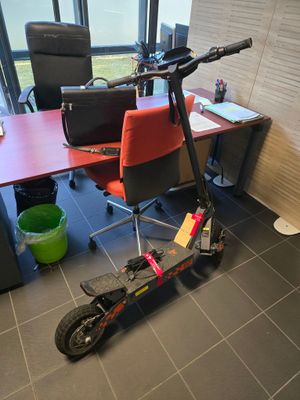 un scooter posé devant un bureau dans un bureau