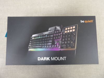 la boîte d'un clavier d'ordinateur est ouverte sur une table