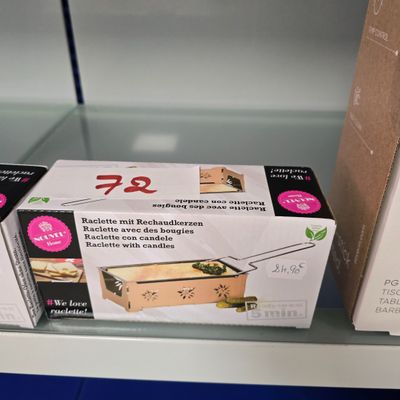 trois boîtes de nourriture posées sur une étagère dans un magasin