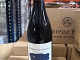 une bouteille de vin posée sur un carton