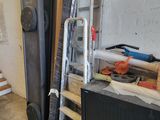 une pièce où se trouvent de nombreux outils de toutes sortes