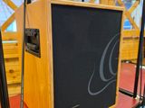une enceinte posée sur une étagère dans une pièce