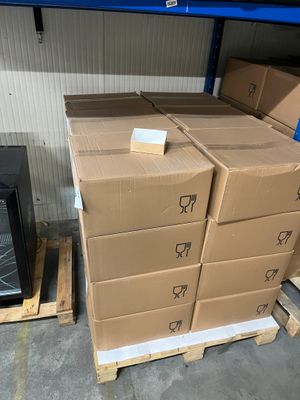 de nombreux cartons empilés sur des palettes dans un entrepôt