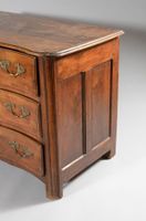 Commode à façade arbalète en noyer ouvrant par trois tiroirs… (photo 2)