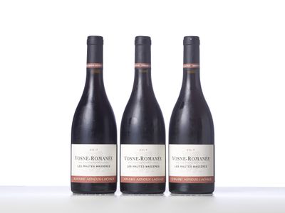 trois bouteilles de vin posées sur une table blanche