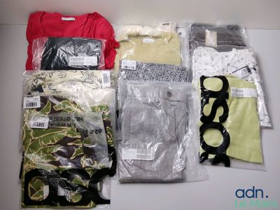 un tas de vêtements posés sur une table