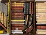 de nombreux livres dans une boîte posée par terre