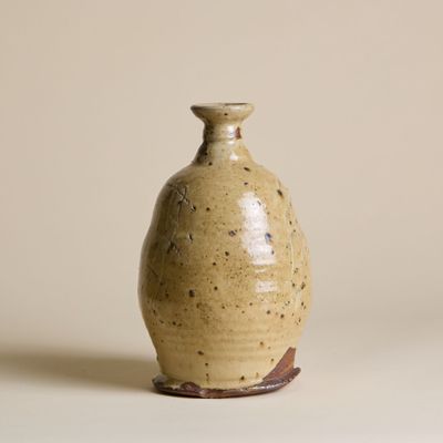 un petit vase posé sur une table
