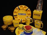 une assiette jaune avec une tasse jaune, une assiette jaune avec une tasse jaune, une assiette jaune avec une tasse rouge et une assiette jaune avec une tasse jaune