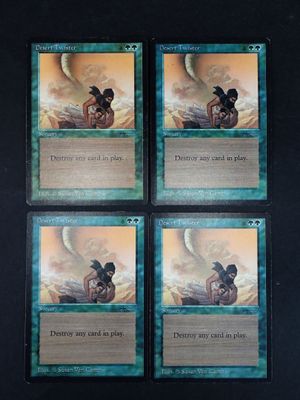 quatre cartes d'un jeu représentant un homme et une femme