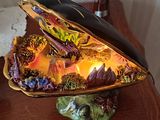 un poisson dans un coquillage posé sur une table en bois