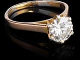 gros plan d'une bague en diamant sur une surface noire