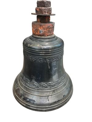 une vieille cloche en métal au sommet rouillé, sur fond blanc