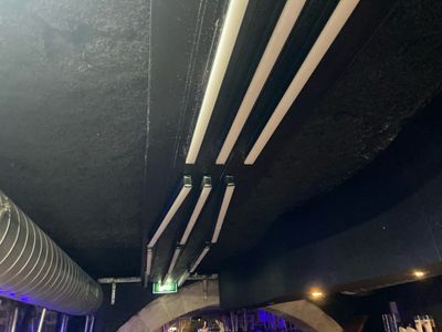 plusieurs personnes assises à une table dans un restaurant