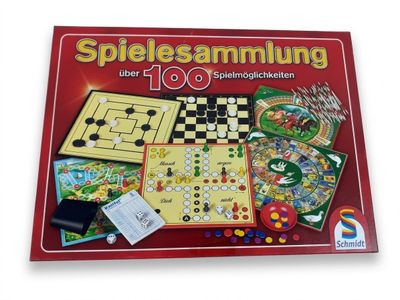 un jeu de société rouge comprenant des pièces d'échecs et des pions de dames