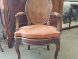 une chaise placée devant une armoire