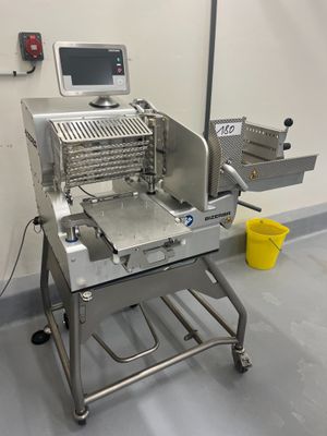 une machine posée sur une table dans une pièce