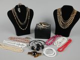 un assortiment de bijoux comprenant des colliers, des bracelets et des bagues