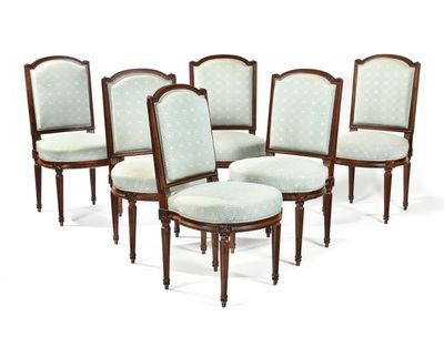 lot de six chaises de salle à manger en noyer, de style Louis XVI