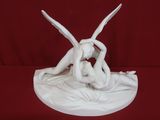 sculpture représentant une femme assise sur un lit, les mains sur le visage