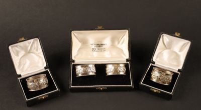 trois bagues plaquées argent dans un coffret noir posé sur un fond noir