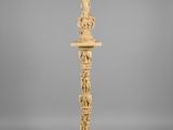 une lampe en bois sculpté surmontée d'un oiseau