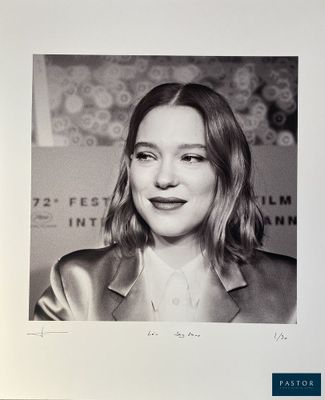 photographie en noir et blanc d'une femme souriante