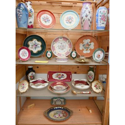 de nombreuses assiettes et bols posés sur une étagère dans un placard